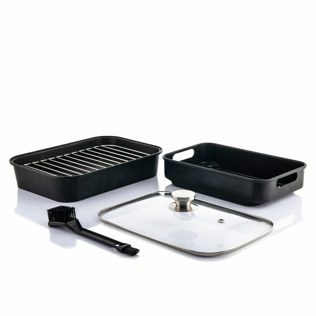 Accessories included with the air fryer: a grill tray, a baking tray, a transparent lid, and a brush.