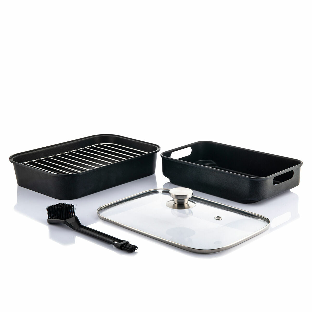 Accessories included with the air fryer: a grill tray, a baking tray, a transparent lid, and a brush.