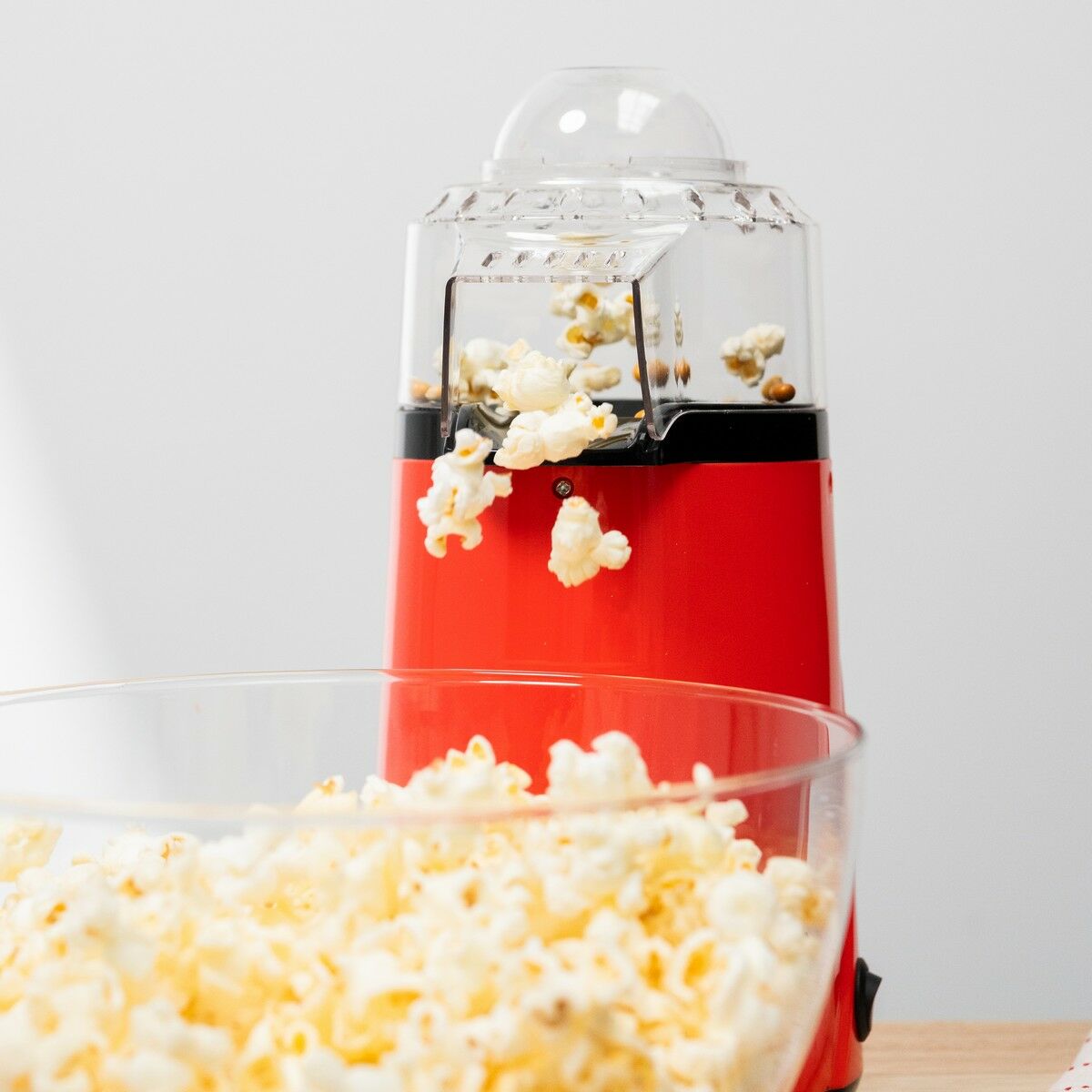 Hot Air Popcorn Maker Popmar InnovaGoods actively popping corn into a glass bowl.