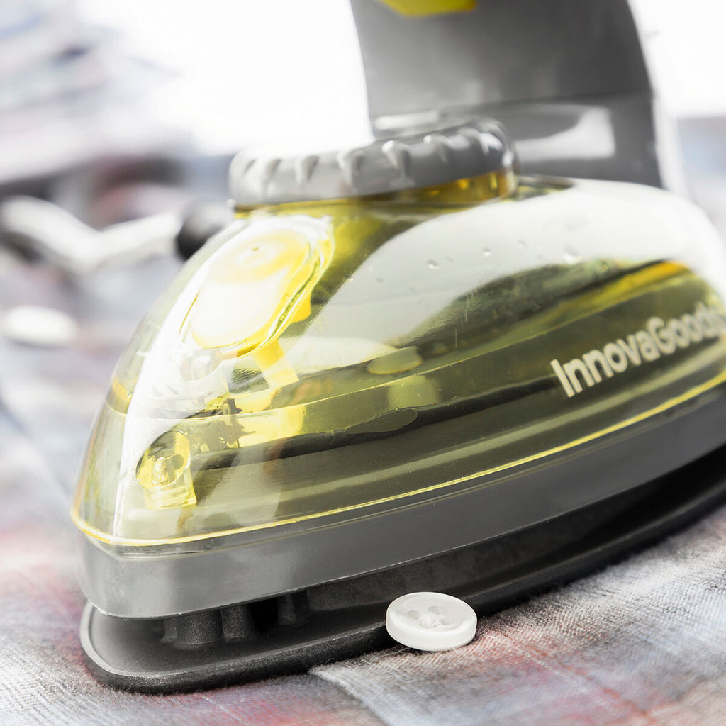 Close-up image showing the steam iron’s detailed construction and Innovagoods branding on a fabric layout.