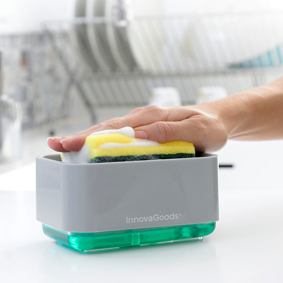 An image showing the user pressing a sponge onto the InnovaGoods Pushoap 2-in-1 Soap Dispenser. The action displays the dispenser’s practicality and ease of use.