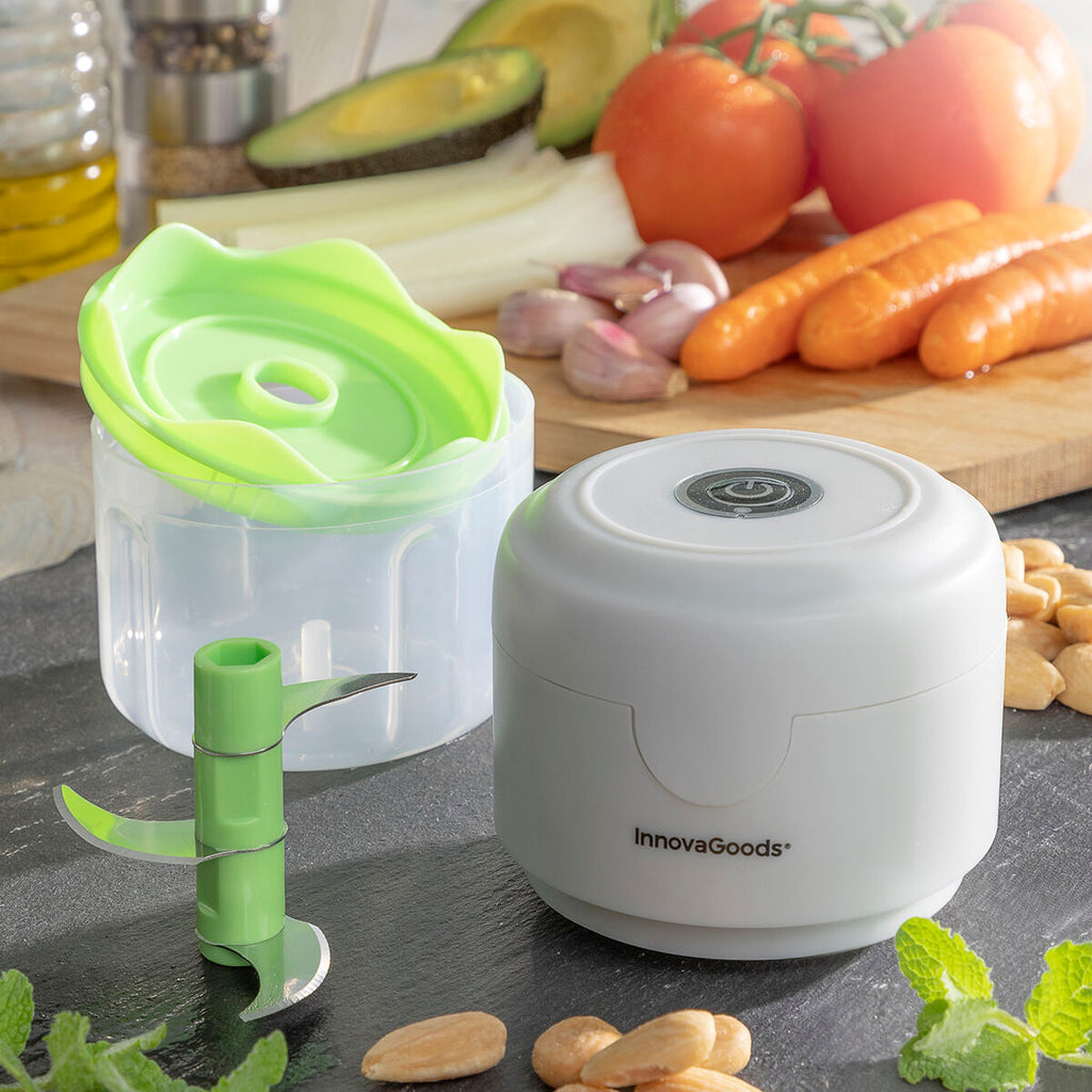 A detailed image showing the InnovaGoods mini chopper disassembled, with a focus on the blades and container.